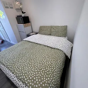 Enjoy The Comfort At Self-contained With Free Parking - Near Airport Apartment